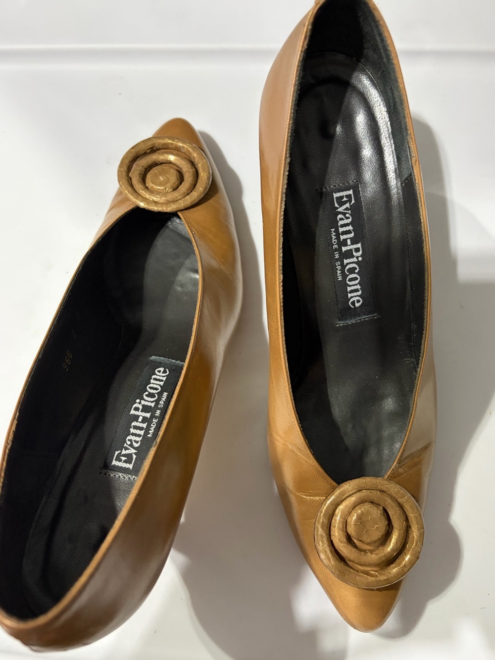 Vintage Evan-Picone Metallic Gold Leather Pointed Toe Pumps Made in Spain Size 7 - Picture 2 of 8